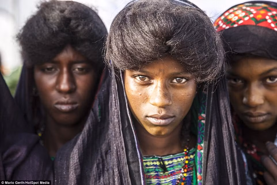 Tại bộ lạc Wodaabe, phụ nữ được phép có nhiều hơn một người chồng. (Nguồn Dailymail)