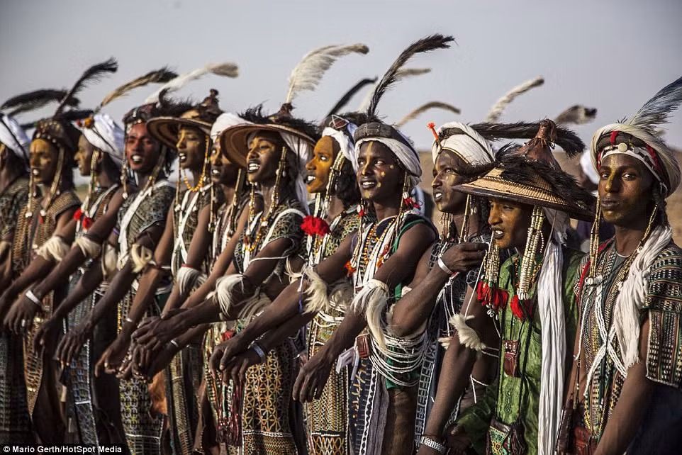 Theo tìm hiểu, Wodaabe là một bộ tộc đa phu, phụ nữ rất có quyền lực, được tự do sinh hoạt tình dục ở bất cứ độ tuổi nào mà họ muốn. Đồng thời, địa điểm của lễ hội thường được giữ bí mật rất chặt chẽ, chỉ được tiết lộ trước khi sự kiện xảy ra. (Nguồn Dailymail)