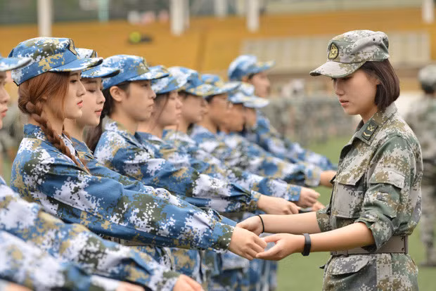 Nữ quân nhân kiểm tra tay của học viên mới.
