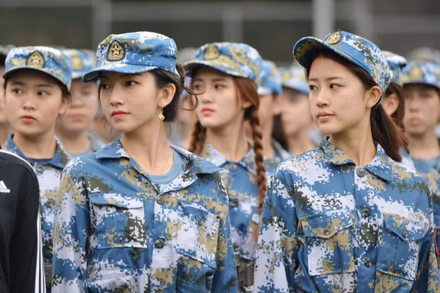 Trang điểm nhẹ nhàng hoặc thậm chí không trang điểm, nhưng họ vẫn hấp dẫn bởi vẻ đẹp trong sáng đầy sức sống.