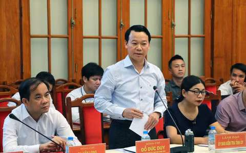 Ông Đỗ Đức Duy sinh năm 1970, quê Thái Bình, là thạc sĩ Xây dựng. Ông Duy có 15 năm công tác ở Bộ Xây dựng, từ một cán bộ biệt phái, rồi chuyên viên cho đến lãnh đạo Vụ Tổ chức cán bộ. Sau 3 năm làm Chánh văn phòng, ông trở thành Thứ trưởng Bộ Xây dựng.