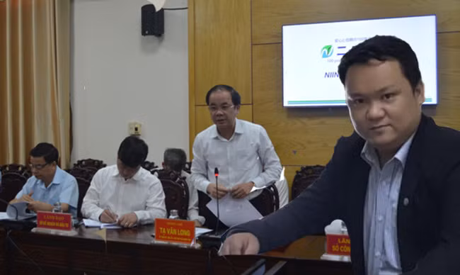 Hai ông Tạ Văn Long (Phó chủ tịch thường trực UBND tỉnh) và Trần Huy Tuấn (Trưởng ban Tổ chức Tỉnh ủy) được bầu giữ chức Phó bí thư Tỉnh ủy. (Ông Long đứng trái, ông bên phải).