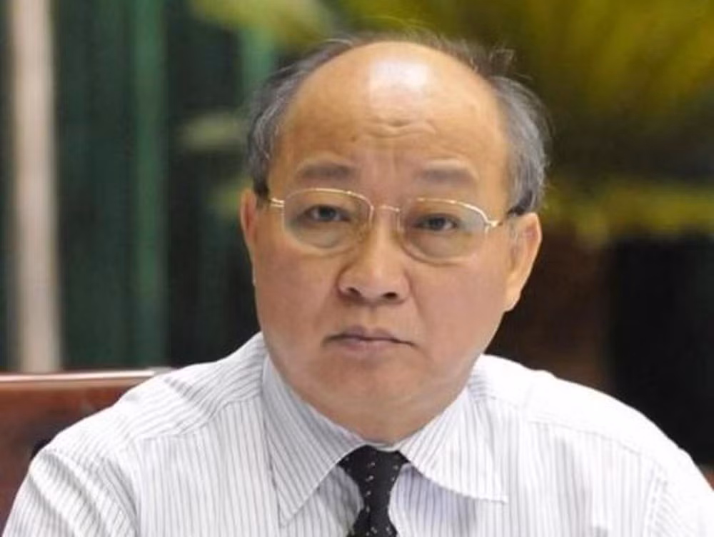 Ông Nguyễn Quốc Triệu (SN 1951, nguyên quán tỉnh Bắc Ninh) là tiến sĩ, bác sĩ, từng giữ chức giám đốc Sở Y tế Hà Nội. Sau đó, ông được bổ nhiệm làm Phó Chủ tịch Ủy ban Nhân dân TP Hà Nội phụ trách giáo dục, y tế, văn hóa xã hội. Tại kỳ họp thứ nhất Hội đồng nhân dân (HĐND) TP Hà Nội khóa XIII ngày 20/5/2004, ông được bầu làm Chủ tịch thành phố.