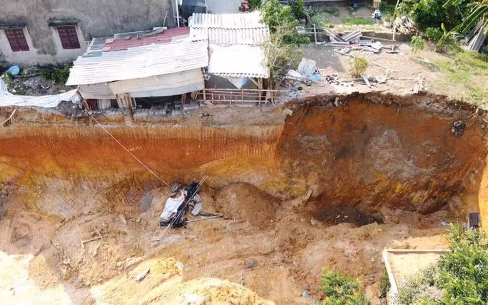 Sau khi xảy ra vụ việc, sáng 3/9, bà Vũ Thị Thúy Hồng, PGĐ chuyên môn Trung tâm KTTH - Hướng nghiệp tỉnh Phú Thọ cho biết, chuẩn bị cho lễ khai giảng trước năm học mới, Trung tâm xin chủ trương của Sở GDĐT tỉnh Phú Thọ để dọn dẹp. Sau khi có chủ trương, Trung tâm đã thuê người đứng ra làm đầu mối thuê các lao động tự do đến dọn dẹp. Khu vực xảy ra vụ việc đã nhiều lần xảy ra sụt lún do nền đất yếu. 