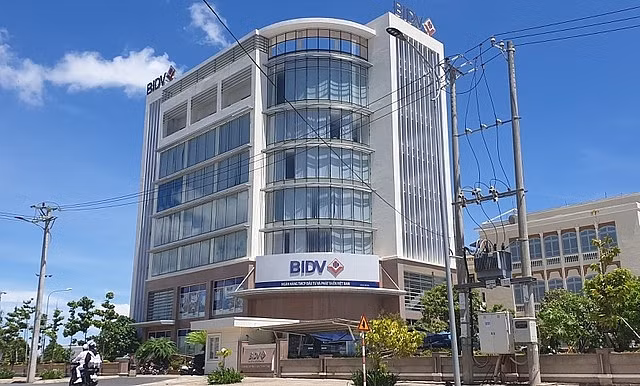  4. Khởi tố nguyên Giám đốc BIDV chi nhánh Phú Yên: Ngày 28/9, Công an tỉnh Phú Yên đã khởi tố bị can và lệnh bắt tạm giam ông Nguyễn Công, nguyên Giám đốc Ngân hàng Thương mại Cổ phần Đầu tư và Phát triển Việt Nam (BIDV) chi nhánh Phú Yên. Ông Nguyễn Công bị khởi tố để điều tra về tội vi phạm quy định về cho vay của các tổ chức tín dụng.