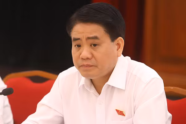Cùng ngày 11/8, Thủ tướng ký quyết định tạm đình chỉ công tác với ông Nguyễn Đức Chung. Thời hạn là 90 ngày kể từ khi ra quyết định.