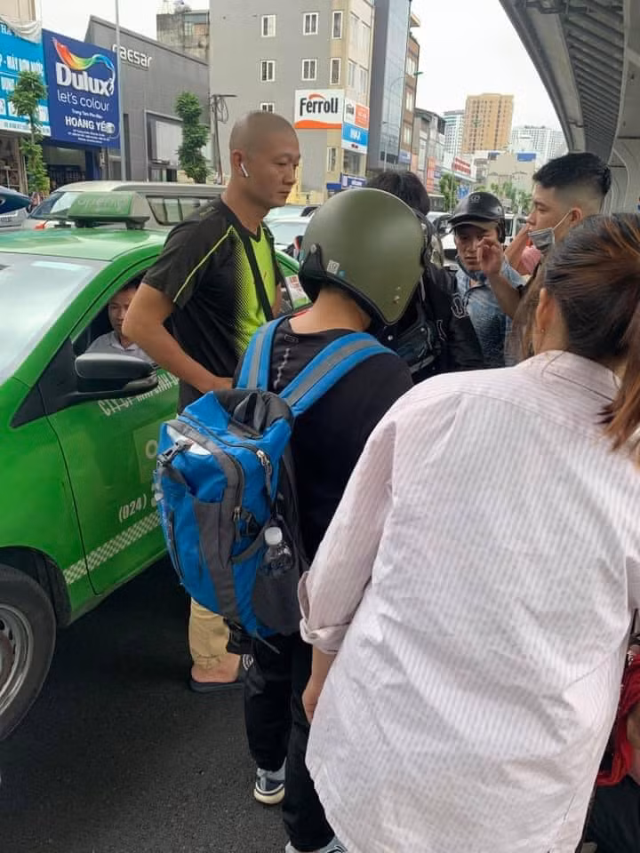 Lúc này một thanh niên cầm trên tay gậy sắt khá hung hãn liên tục khua, thách thức. Sợ hãi người đàn ông khuyên nhủ vội dựng xe máy bỏ chạy. Do bực tức nam thanh niên đã cầm gậy sắt đập vỡ mặt trước xe máy sau đó cả nhóm nhanh chóng rời đi.
