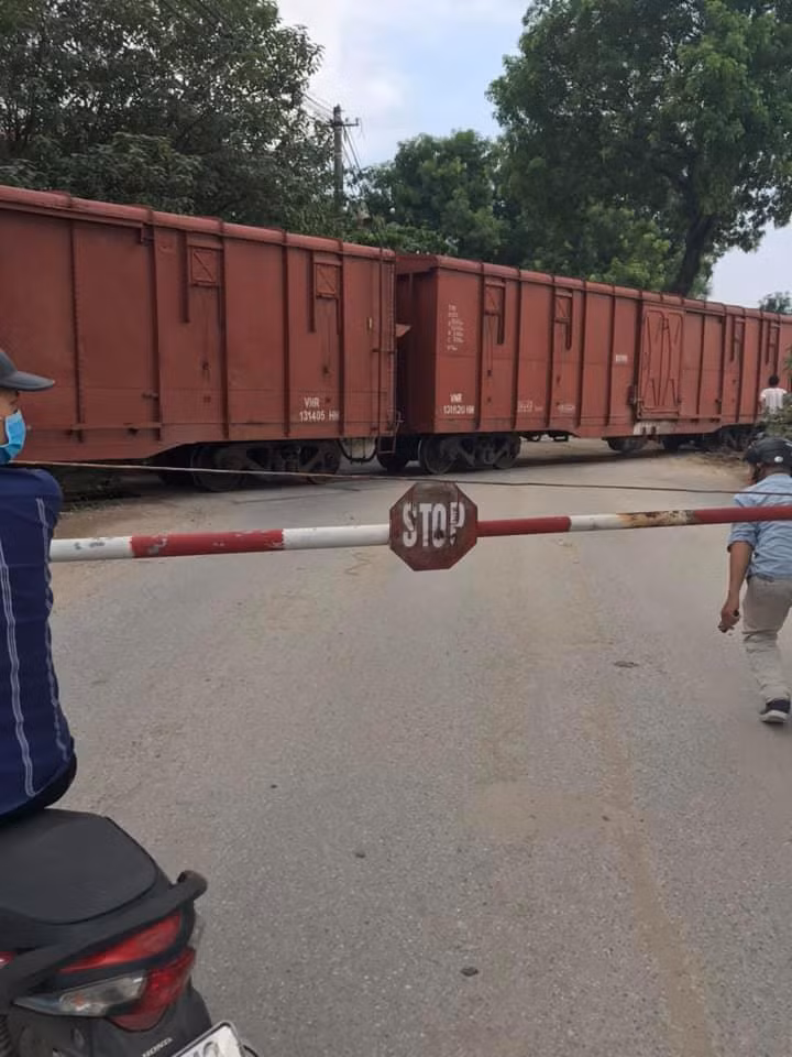 Cùng ngày, lãnh đạo UBND phường Tây Mỗ cho biết, vụ tai nạn khiến một số học sinh bị thương được đưa vào viện kiểm tra sức khỏe. 