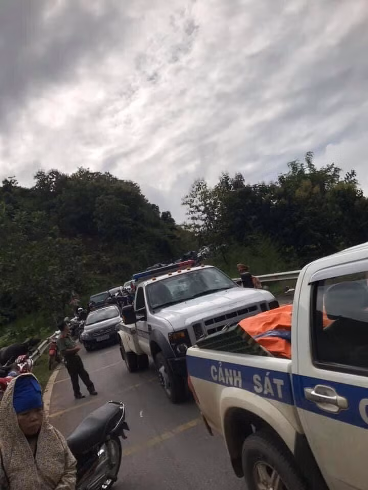 Xe tai lat nghieng khien 2 nguoi bi thuong nang, 7 con trau chet tai cho-Hinh-2
