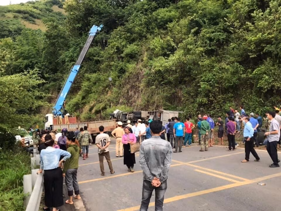 Xe tai lat nghieng khien 2 nguoi bi thuong nang, 7 con trau chet tai cho