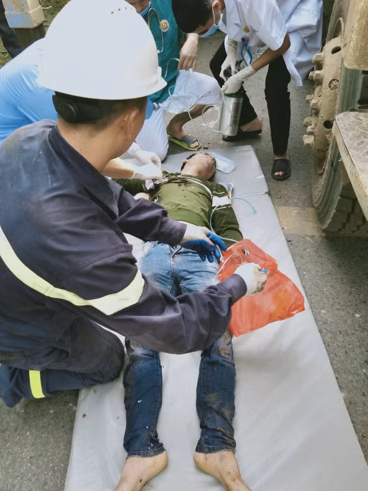 Hiện vụ xe tải bị lật nghiêng đang được lực lượng chức năng đang điều tra làm rõ nguyên nhân