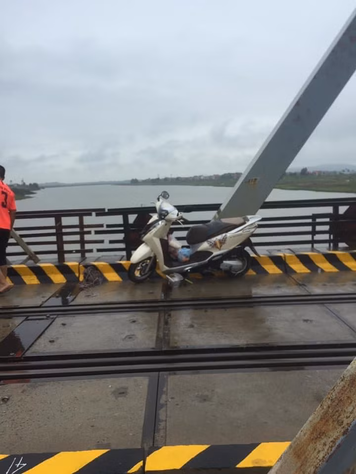 Ngay sau khi nhận được tin báo, lực lượng chức năng nhanh chóng có mặt tại hiện trường tổ chức tìm kiếm tung tích hai nạn nhân. Người thân nạn nhân cũng đến hiện trường gào khóc thảm thiết. 