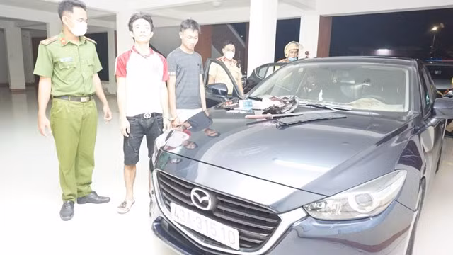  3. Truy đuổi 40km bắt 2 kẻ dương tính chất ma túy chở theo mã tấu: Ngày 24/9, Công an thị xã Điện Bàn, tỉnh Quảng Nam cho biết, vừa phát hiện lái xe là Nguyễn Văn Duy (23 tuổi, trú thị xã Điện Bàn) không xuất trình được giấy phép lái xe, trên xe có 1 gói ma túy đá (0,51 gam), 1 mã tấu và nhiều dụng cụ sử dụng ma túy. Người cùng đi là Lê Văn Quyền (24 tuổi, trú Thừa Thiên - Huế) đều dương tính với ma túy.