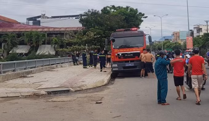 1. Phát hiện thi thể người phụ nữ dưới kênh với nhiều vết thương lạ: Ngày 20/9, Cơ quan chức năng TP Đà Nẵng đang làm rõ nguyên nhân vụ người phụ nữ được phát hiện tử vong trong tư thế nằm úp, co cứng và chảy nhiều máu dưới kênh nước Đa Cô (quận Liên Chiểu) xảy ra vào sáng cùng ngày.