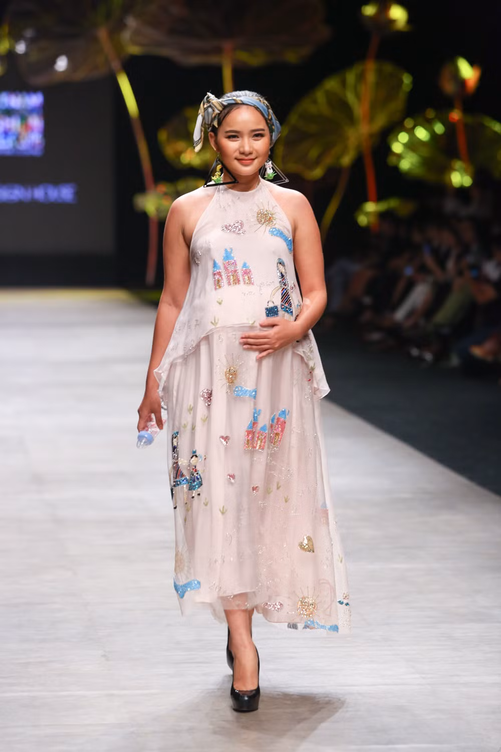 Người mẫu Phan Như Thảo bất ngờ bế bụng bầu sải bước trên sàn catwalk làm người mẫu mở màn cho bộ sưu tập "Viên mãn" của Thủy Nguyễn gây ấn tượng mạnh, tại sự kiện Vietnam International Fashion Week 2016, diễn ra tối 24/4. Bà bầu Phan Như Thảo trở thành hiện thân, là minh chứng cho sự hạnh phúc và viên mãn ở người phụ nữ trong giai đoạn chào đón con đầu lòng.
