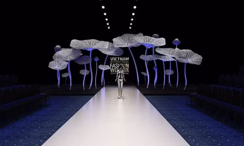 Lo san khau dam chat Viet cua Vietnam International Fashion Week 2016-Hinh-2