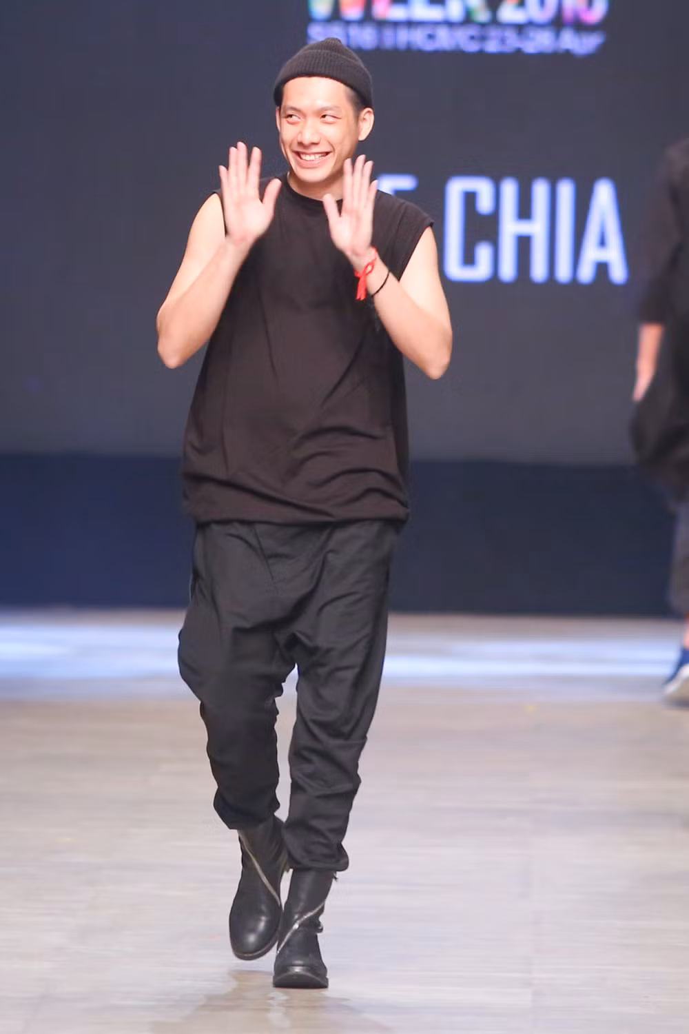 Đêm mở màn còn được gây ấn tượng bởi những thiết kế dành riêng cho nam của NTK Joe Chia. Từng được bình chọn là “Nhà thiết kế có sức ảnh hưởng châu Á”, nhà thiết kế Joe Chia đã giới thiệu với công chúng Việt bộ sưu tập hoàn toàn mới mang đậm màu sắc tôn giáo của riêng đất nước anh, phản ánh đúng chất một Malaysia “thu nhỏ”.