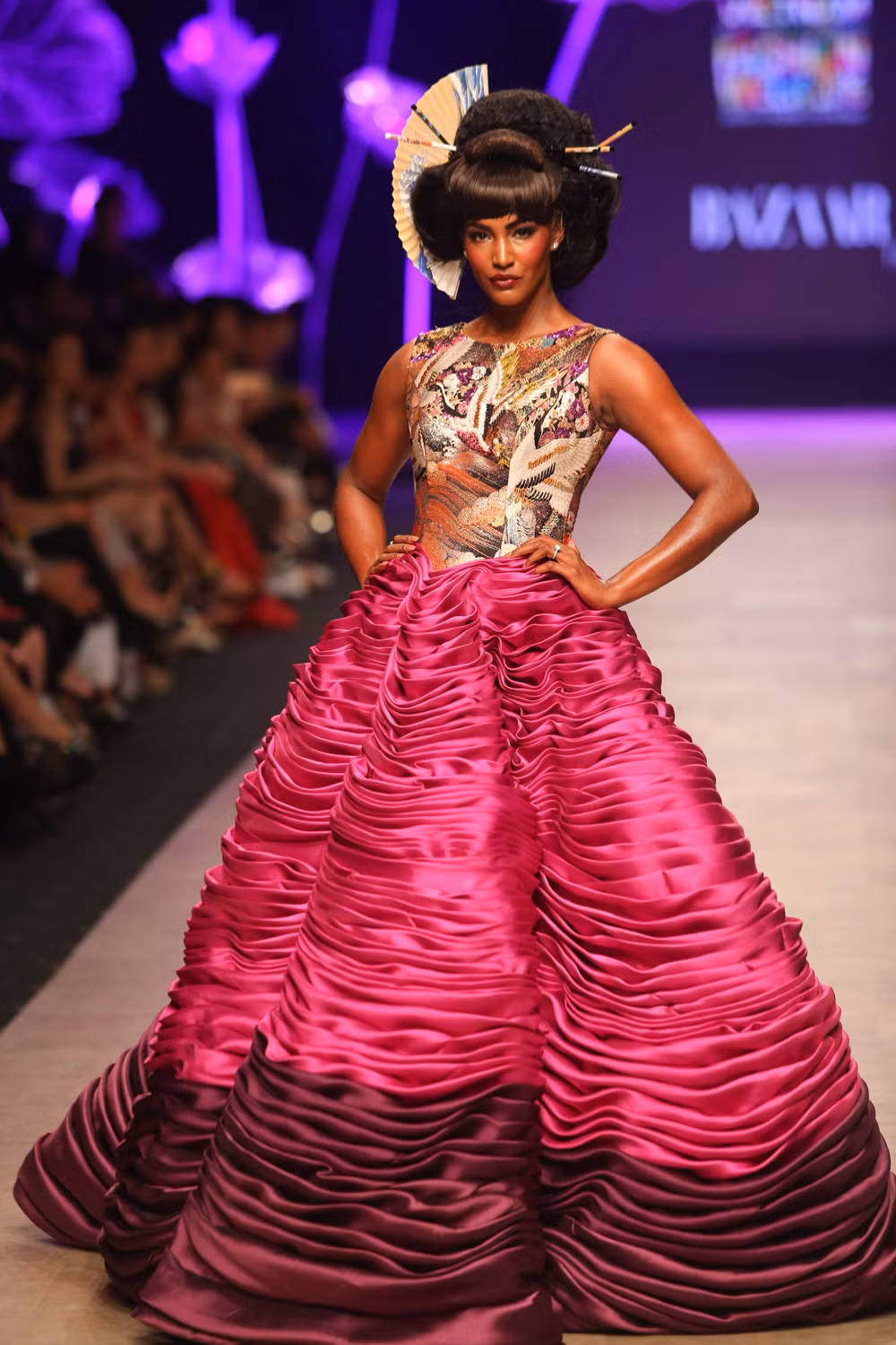 Nổi bật không kém siêu mẫu Thanh Hằng trong đêm khai mạc VNIFW 2016 là sự xuất hiện đặc biệt của thiên thần Victoria's Secret. Sessilee Lopez sải bước đi chuyên nghiệp trên thảm đỏ trong bộ trang phục chủ đề của bộ sưu tập Giấc mộng Tokyo do Cory Trần thiết kế.