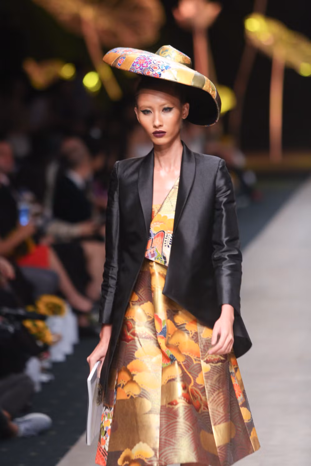 Hoài niệm về xứ sở Phù Tang trong những thiết kế couture của nhà thiết kế gốc Việt vẫn đậm hình ảnh phương Đông được chọn để đánh dấu sự trở về của Cory Trần.