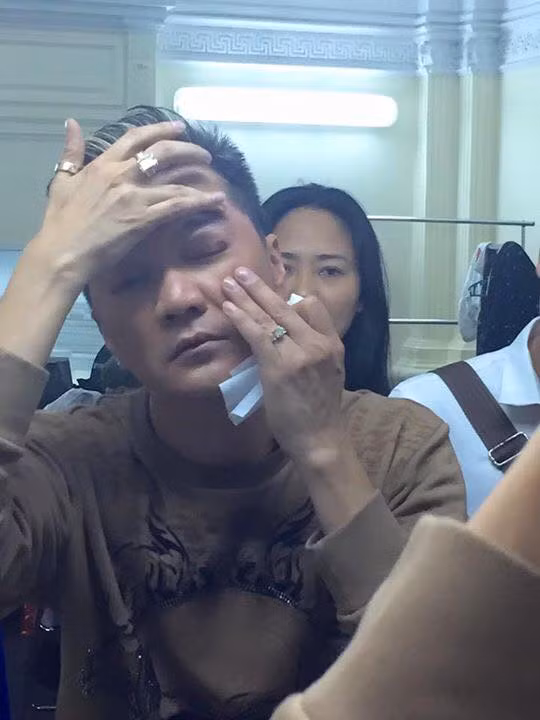 Dam Vinh Hung bi tai nan chay mau vi hat qua sung-Hinh-3
