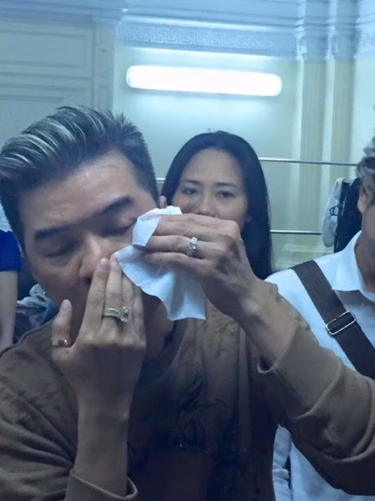 Dam Vinh Hung bi tai nan chay mau vi hat qua sung-Hinh-2