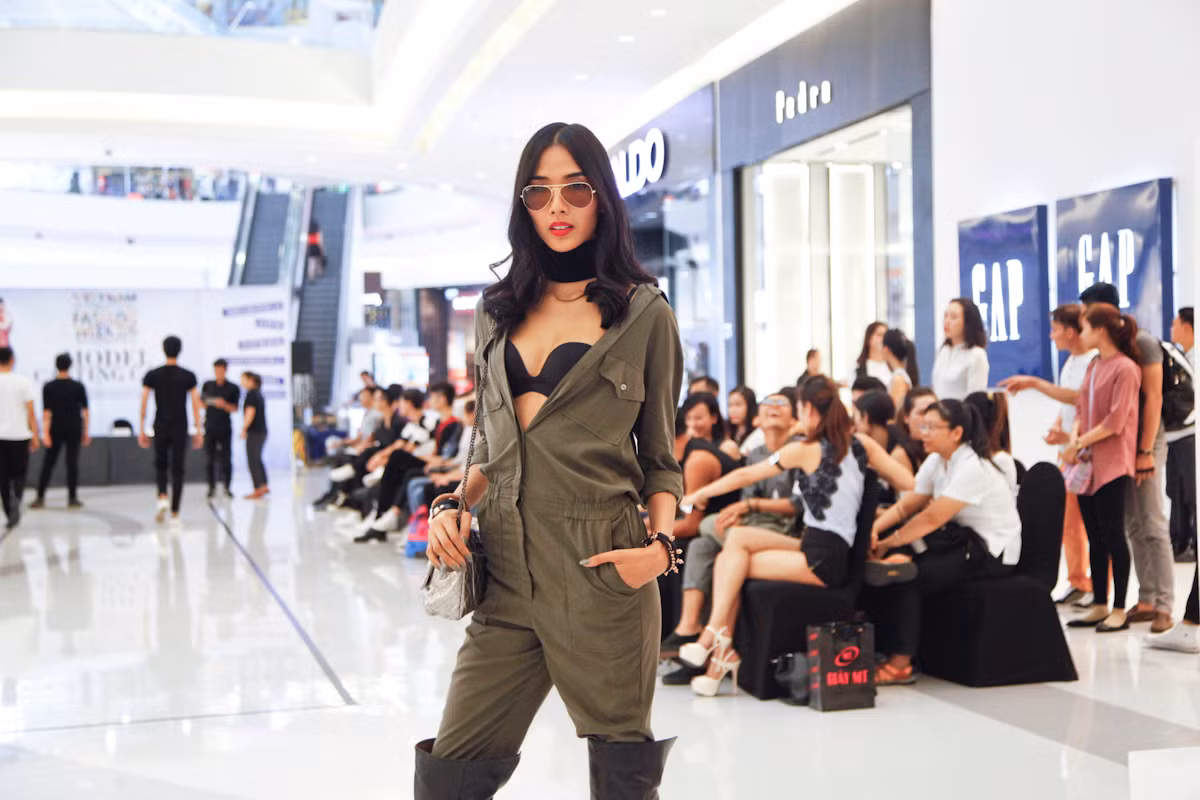 Hoàng Thùy gợi hình ảnh cô nàng nóng bỏng, sôi động và cuốn hút với những đường cong mê người.