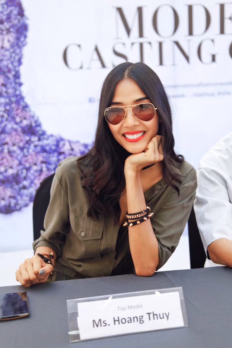 Chân dài khá thân thiện trong khi nhận xét và trao đổi với các thí sinh đến casting.