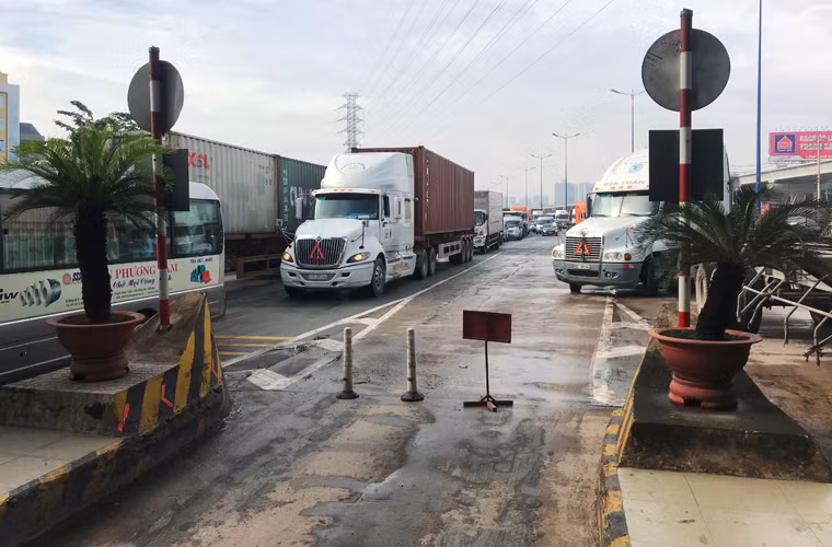 Xe tải, container...kẹt cứng, xếp hàng dài hơn 1km qua trạm thu phí XLHN...