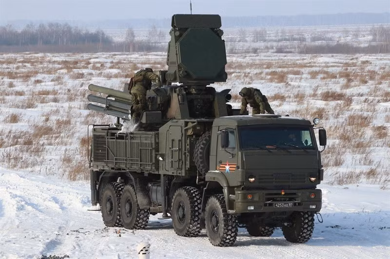 Tính năng ưu việt của Tomahawk còn ở khả năng làm nhiễu radar cực tốt, và nên nhớ, đây chỉ là một quả tên lửa, có kích thước nhỏ hơn nhiều lần một chiếc tiêm kích hay cường kích. Để thực hiện xác định, khóa mục tiêu và ngắm bắn thực sự là một điều khó khăn. Đặc biệt, tầm bay thấp của loại tên lửa này (khoảng 100m) thực sự là một thách thức với mọi hệ thống tên lửa phòng không của đối phương.