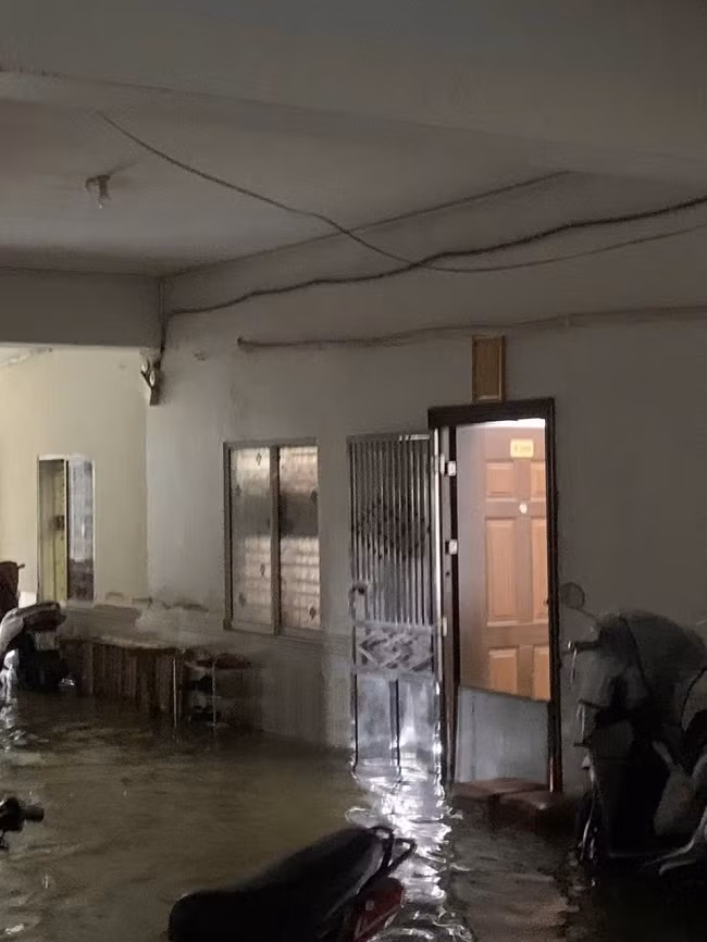 Nghệ An: Mưa lớn, nhiều tuyến đường ngập sâu, học sinh được nghỉ học - Hình 3 Nghe An: Mua lon, nhieu tuyen duong ngap sau, hoc sinh duoc nghi hoc-Hinh-3