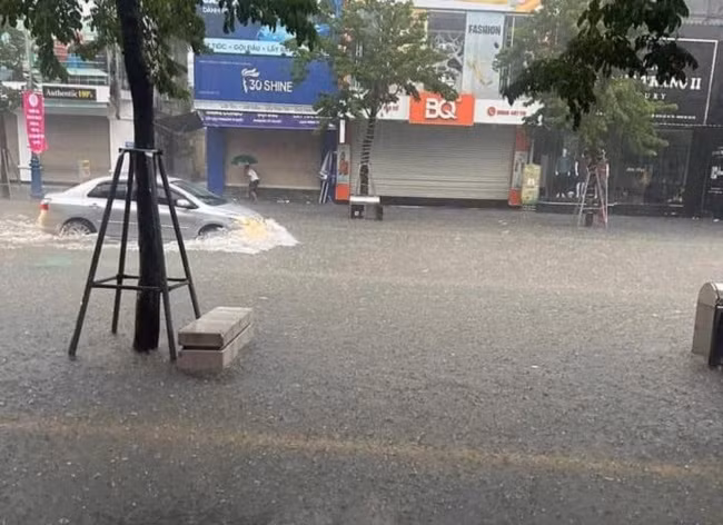 Nghệ An: Mưa lớn, nhiều tuyến đường ngập sâu, học sinh được nghỉ học - Hình 2 Nghe An: Mua lon, nhieu tuyen duong ngap sau, hoc sinh duoc nghi hoc-Hinh-2