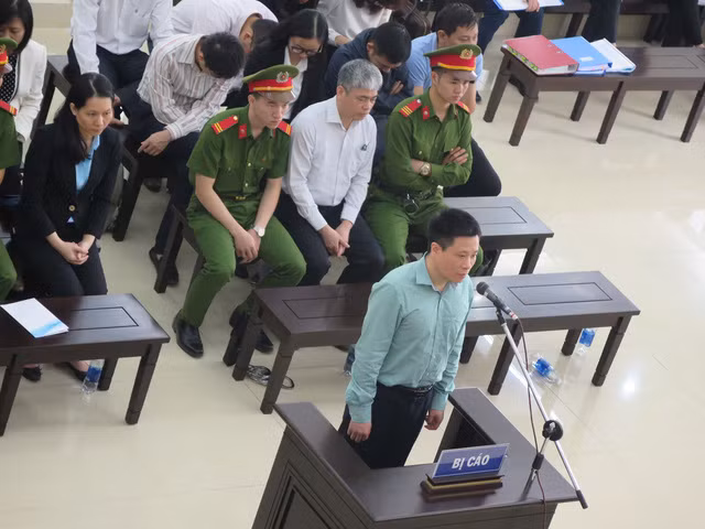 Hà Văn Thắm trả lời thẩm vấn HĐXX. Nguồn ảnh: Tuổi Trẻ
