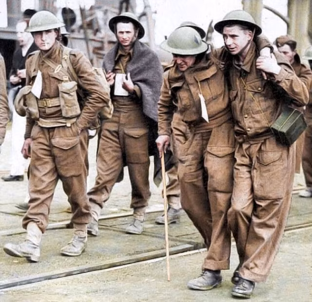 Người lính bị thương được đồng đội dìu đi khi di tản khỏi Dunkirk.