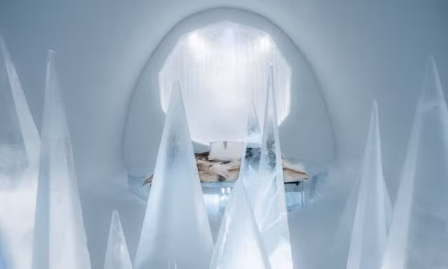 Những mũi băng nhọn xuyên qua không khí lạnh trong căn phòng có chủ đề Sa mạc trắng do nghệ sĩ Timsam Harding và Fabián Jacquet Casado thiết kế.
