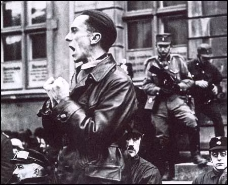 Trước khi giữ chức vụ trên, Goebbels là Bộ trưởng Bộ Thông tin Quần chúng và Tuyên truyền của Đức Quốc xã.