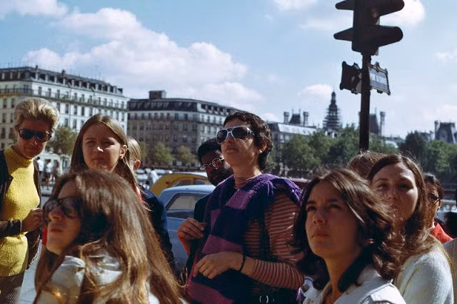 Một nhóm các bạn trẻ chụp ảnh tại Pont au Change - cây cầu bắc qua sông Seine ở trung tâm thủ đô Paris, Pháp.