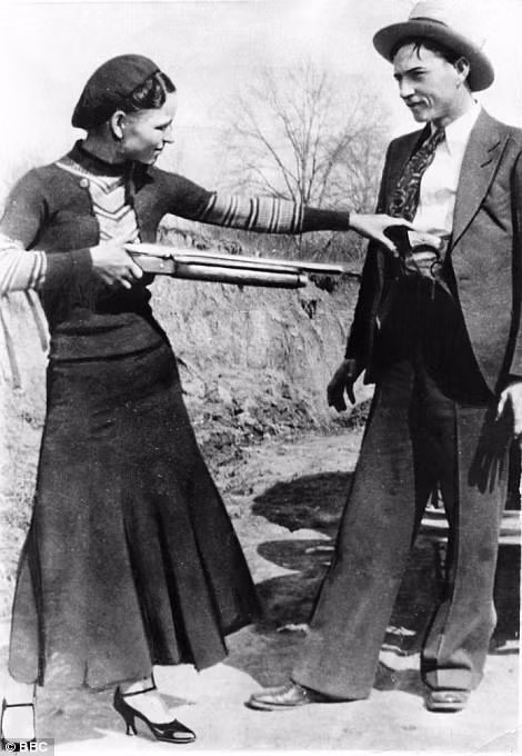 Theo kết quả khám nghiệm tử thi, thi thể Bonnie và Clyde có tới 50 viên đạn găm vào người.