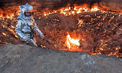 “Cổng địa ngục" ở Turkmenistan là một trong những nơi đặc biệt nhất thế giới. Trên thực tế, đây là một hố lửa đã cháy rừng rực suốt 40 năm qua tại Turkmenistan.