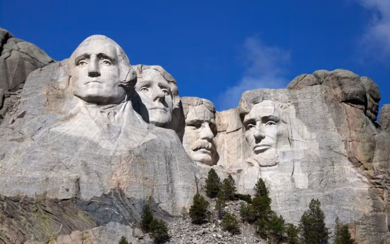 Theo các chuyên gia, Khu tưởng niệm Quốc gia nằm trên trên núi Rushmore bao phủ trên diện tích 517 km2 và cao 1.745m so với mực nước biển.