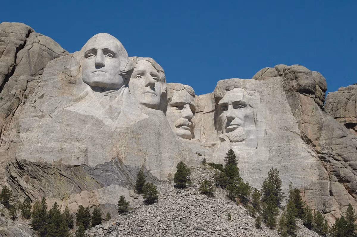 4 Tổng thống mỹ được chọn để tạc tượng vào vách núi Rushmore đều là những nhân vật được coi là biểu tượng nổi tiếng cho những giá trị nền tảng của nước Mỹ: Tự do và độc lập, dân chủ và nhân quyền.