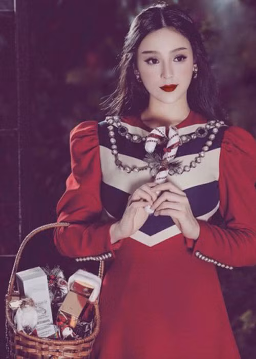 Mới đây, trong không khí Noel ngập tràn khắp nơi, cô nàng hot girl Hà thành Huyền baby đã “chiêu đãi” những người hâm mộ mình một bộ ảnh Giáng sinh ngập trong sắc đỏ. Cô khoác lên mình bộ đầm hàng hiệu màu đỏ rực cùng với cách trang điểm cầu kỳ.