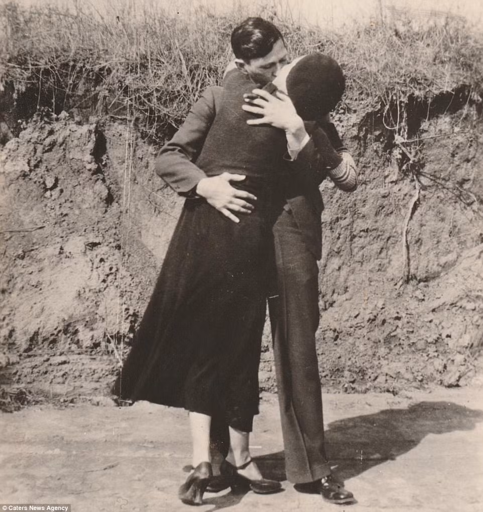 Gặp nhau ở Texas, Mỹ vào năm 1930, cặp đôi tội phạm Bonnie và Clyde gây rúng động dư luận khi gây ra nhiều vụ cướp, giết người ghê rợn.