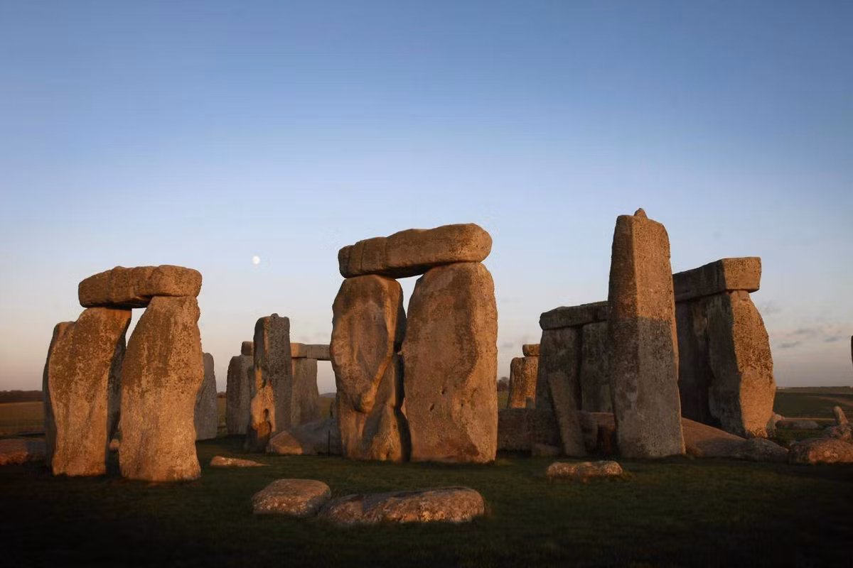 Theo giả thuyết trên, người xưa xây Stonehenge vì không bao giờ thực hiện nghi lễ tôn nghiêm trên mặt đất được cho thấp kém.