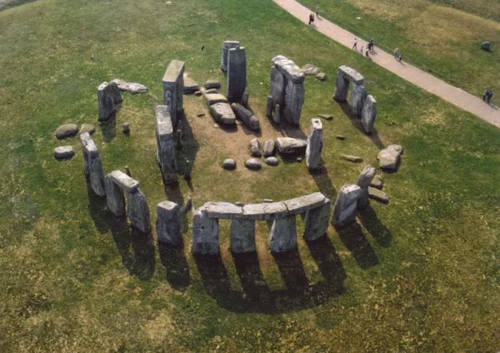 Một số người khác lại suy đoán bãi đá cổ Stonehenge có liên quan đến người khổng lồ hoặc người ngoài hành tinh xây dựng nên. Trước những giả thuyết này, các chuyên gia đang cố gắng tìm ra câu trả lời hợp lý và khoa học nhất.