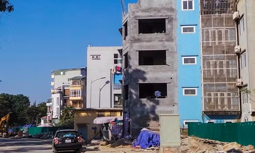 Song song với việc thi công dự án đường Nguyễn Đình Chiểu (kéo dài), các công trình hai bên đường cũng đua nhau xây mới, vá víu "nhộn nhịp".