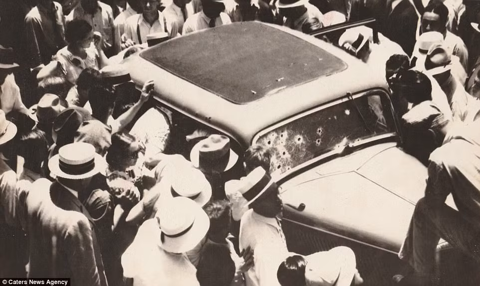 Do vậy, sau một thời gian dài lập kế hoạch theo dõi Bonnie và Clyde, cuối cùng cựu kiểm lâm Texas-Frank Hamer và 5 cán bộ khác đã nhìn thấy bộ đôi tội phạm khét tiếng này vào ngày 23/5/1934 tại Louisiana.