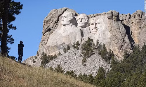 Khu tưởng niệm Quốc gia trên núi Rushmore nổi tiếng là một trong những điểm đến hấp dẫn ở Mỹ. Đây thực chất là một quần thể tác phẩm điêu khắc được tạc vào khối đá granite khổng lồ trên núi Rushmore, gần thành phố Keystone, bang South Dakota, Mỹ.