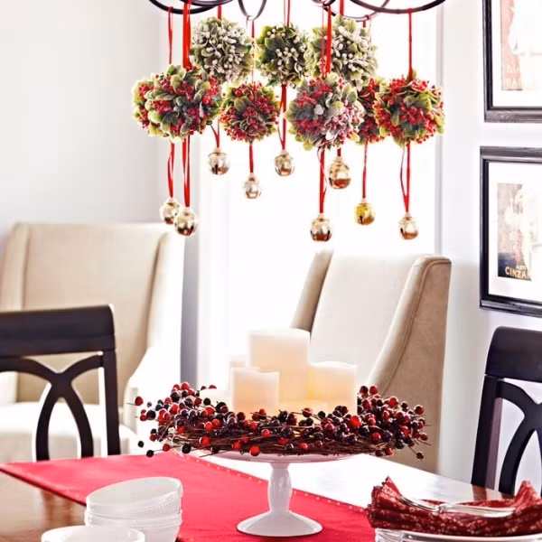 Giáng Sinh đã cận kề. Không khí Noel cũng ngập tràn, lan tỏa khắp ngóc ngách ngõ phố. Gia đình bạn nếu chưa tìm được ý tưởng phù hợp, hãy tham khảo thêm những ý tưởng trang trí dưới đây. Chắc chắn bạn sẽ tìm được ý tưởng hợp lý giúp đêm Giáng sinh của cả gia đình thêm niềm vui đáng nhớ. Bạn thường nghĩ rằng, việc trang trí nhà đón Noel quá xa vời với gia đình mình vì chi phí khá cao. Tuy nhiên, một không gian đủ ấm cúng và nổi bật bằng những gam màu rực rỡ nhất. Chọn khăn trải bàn màu đỏ, thêm những quả châu để kết nối hoa lá trong vườn. Chỉ đơn giản vậy cũng đủ để phòng ăn thêm ấm cúng trong ngày Giáng sinh.