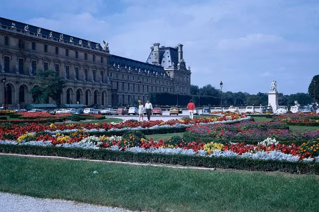 Các loài hoa đua nhau khoe sắc tại Vườn Tuileries nằm ở thủ đô Paris.