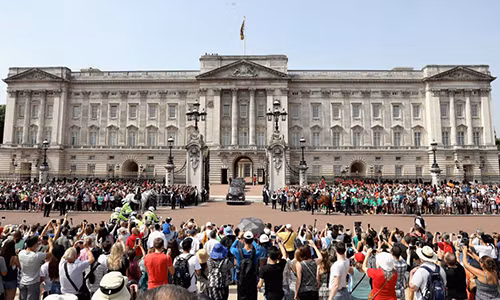 Kể từ năm 1837, cung điện Buckingham là nơi ở chính thức của các vị Vua và Nữ hoàng của Vương quốc Anh.